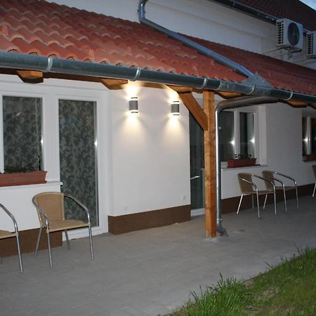 Czermann Holiday Inn Oroszlany Exterior photo