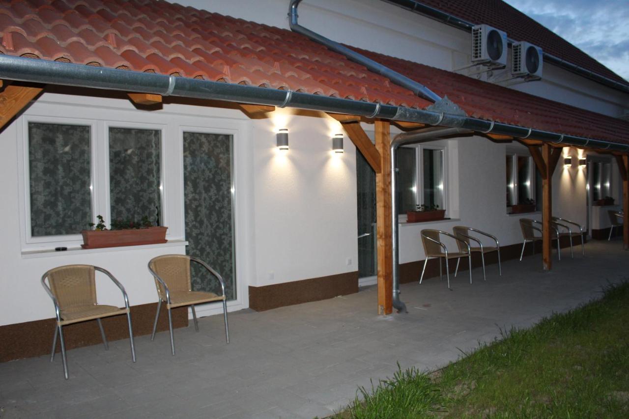 Czermann Holiday Inn Oroszlany Exterior photo
